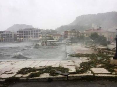 В Грецию пришел шторм Янос: затоплены острова, оборваны линии электропередач