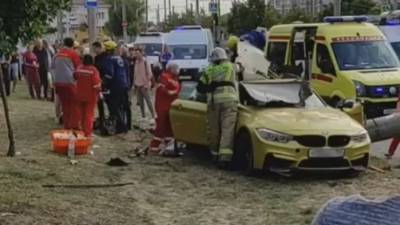 Видео: Дрифтер на «золотом» BMW снес столб в Краснодаре — погибли три человека