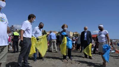 Испанская королева приняла участие в уборке пляжа