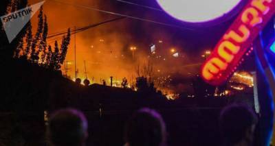 Пожар разгорелся в самом центре Еревана - у Матенадарана. Фото