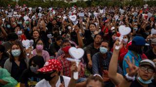 "Долой феодализм!" В Таиланде тысячи демонстрантов вышли на улицы Бангкока