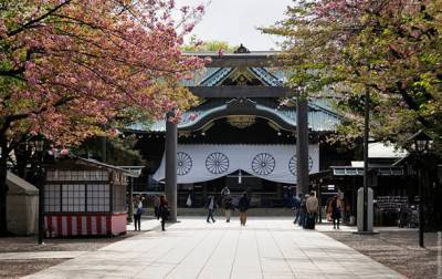 Визит японского экс-премьера в храм вызвал возмущение в Южной Корее