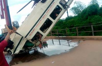 Автобус упал в реку в Нигерии, 14 человек погибли
