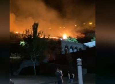 Крупный пожар вспыхнул близ Матенадарана в Ереване: на место происшествия выехало 6 боевых расчетов