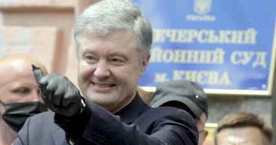 Порошенко заявил, что его "команда" спасла Украину от "агрессора"
