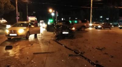 В Чебоксарах столкнулись два автомобиля, пострадал водитель