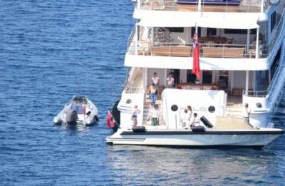 Яхта Абрамовича с пятью женщинами привлекла внимание турецких СМИ