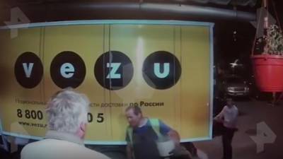 Появилось видео ссоры актера Шлыкова с грузчиками перед его избиением