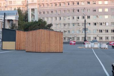 На главной площади Челябинска начали устанавливать киоски для ярмарки
