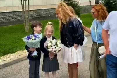 Пугачева пошла с детьми в школу в мини-юбке