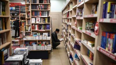 Минпромторг предложил запретить фотографировать книги в магазинах