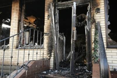 При пожаре квартиры в многоэтажке в Волжском пострадал человек