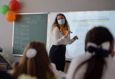 Учителям в Москве разрешили вести уроки без маски