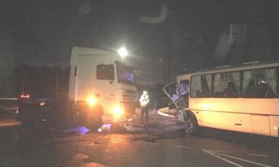 Грузовик врезался в автобус на трассе в Карелии