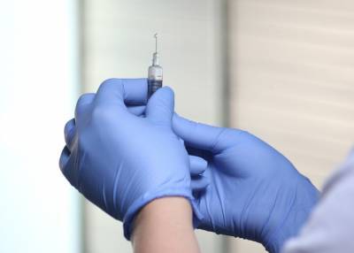 Пожилые люди смогут принять участие в испытаниях вакцины от коронавируса