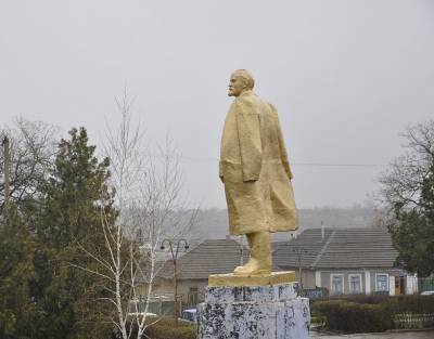 Ленин стоит, головы летят: эпопея с памятниками не заканчивается