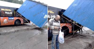 Остановка рухнула на автобус из-за порыва ветра в Перми