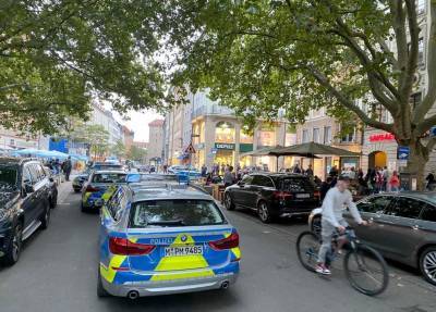В Мюнхене мужчина схватил неизвестного ему ребенка и бросился с ним под машину