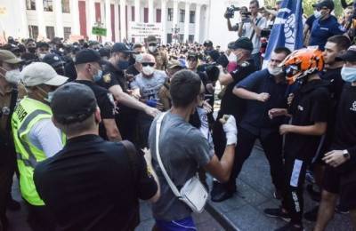 Посольство США требует наказать украинских радикалов. Но лишь за марш ЛГБТ