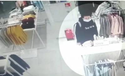 В Улан-Удэ неизвестная в очках и маске стащила с вешалки чужую сумку
