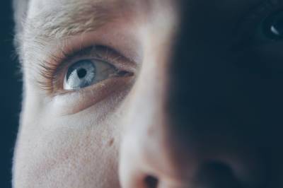 Кофе, усталость и недосып: Офтальмолог назвала основные причины подергивания глаз