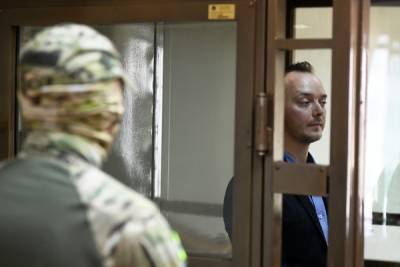 За арестованного журналиста Ивана Сафронова поручились более 140 человек