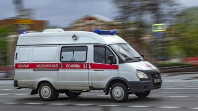 Деревянное ограждение упало на ребенка во дворе жилого дома в Москве