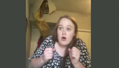 На вирусном видео мать провалилась через потолок, когда ее дочь записывала песню