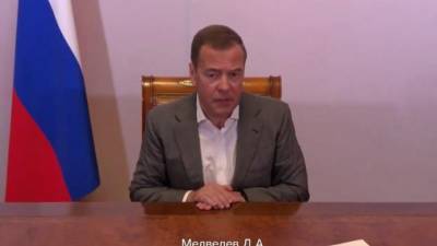 Медведев считает, что отношения России и США деградировали