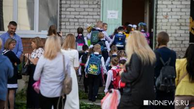 Праздник закончился: у школ Екатеринбурга началось столпотворение