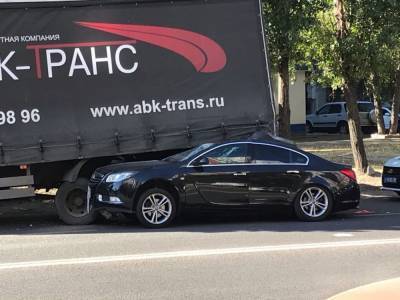 На видео попало, как автомобилистка на «Опеле» въехала в грузовик в Воронеже
