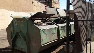 Житель Омска "избавился" от назойливой девушки с помощью мусорного бака