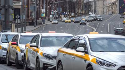 В российских такси намерены установить перегородку между водителем и пассажирами