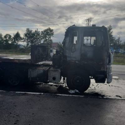 Грузовик сгорел на улице Ленина в Южно-Сахалинске