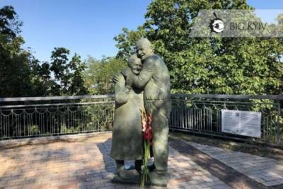 В столичном парке вандалы разрисовали памятник Вечной любви (ФОТО)