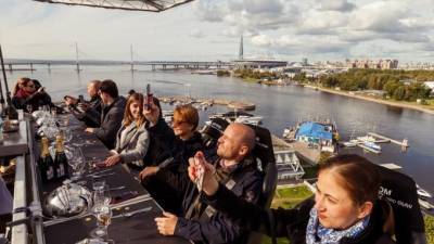 В Петербурге открылся ресторан на подъемном кране