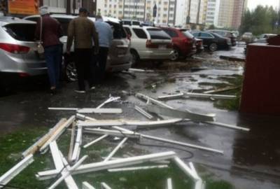 В Тюмени из-за сильного ветра на стройке упали два башенных крана, есть пострадавшие