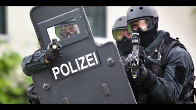 Немецкие полицейские взяли штурмом квартиру жительницы Ростока из-за штрафа в 600 евро