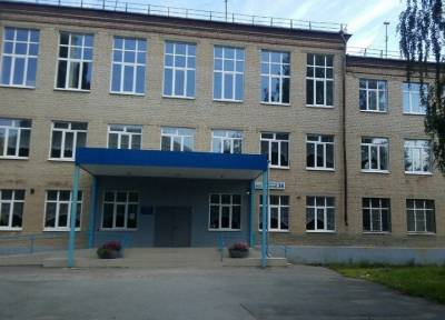 Учитель отвлеклась: в Екатеринбурге первоклассник выпал из окна прямо на уроке