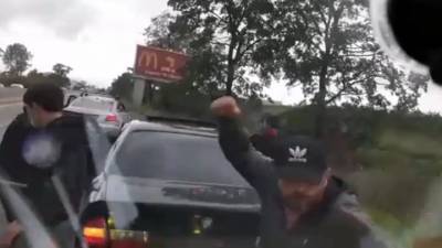 Дорожный конфликт с тараном попал на видео в Петербурге