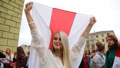 Женщины выстроились в «цепь солидарности» в центре Минска