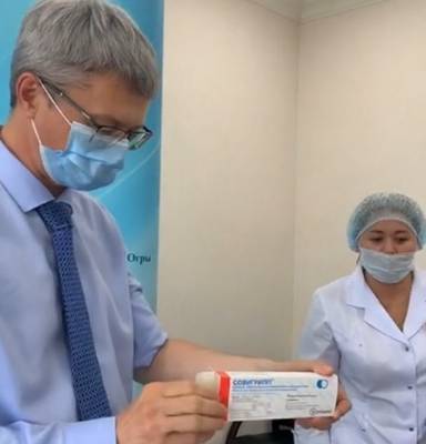 Директор депздрава ХМАО опубликовал видео в соцсетях, как он прививается от гриппа