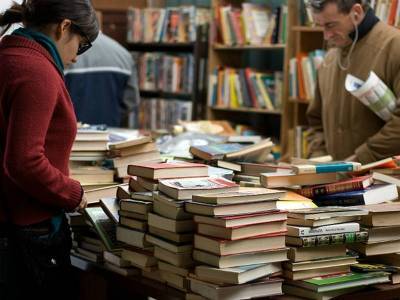 В Роспечати назвали глупостью предложение запретить фотографировать книги в магазинах