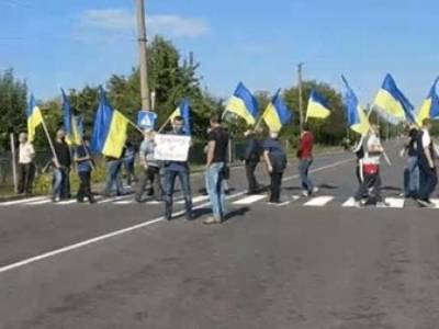 Жители Ивано-Франковской области устроили митинг: требуют отремонтировать дорогу