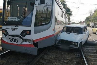 В Краснодаре снова попал в аварию новый трамвай
