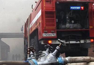 Пожар в Белокалитвинском районе перекинулся на постройки, горят 20 домов