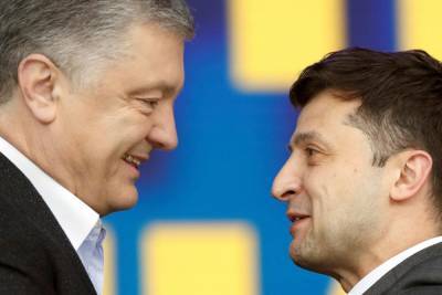 Зеленский и Порошенко поцеловались: украинцам предлагают взглянуть на "слезную встречу"