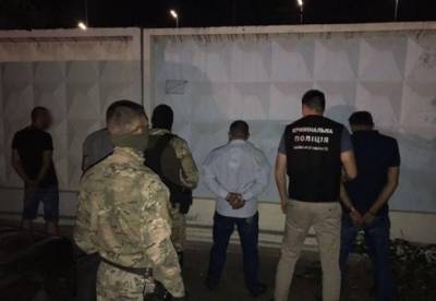 На Киевщине армяне украли банковский терминал из магазина