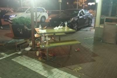 Случайно нажал на газ: в полиции рассказали детали серьезного ДТП на террасе McDonald's в Киеве