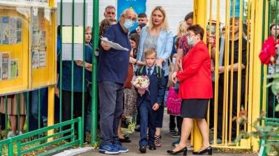 Длинные очереди выстроились в российские школы 2 сентября